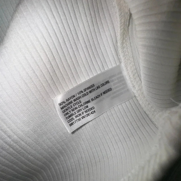 Wild fable White women’s crop‎ top long sleeve heart shaped neck medium NWT - Picture 3 of 5